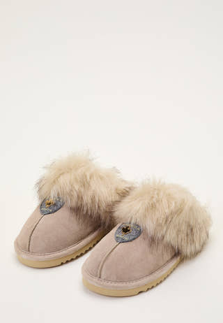 canada-snow-edmonton-fluffy-slippers_702f0377-ca37-4608-9364-0d95ecea79a3