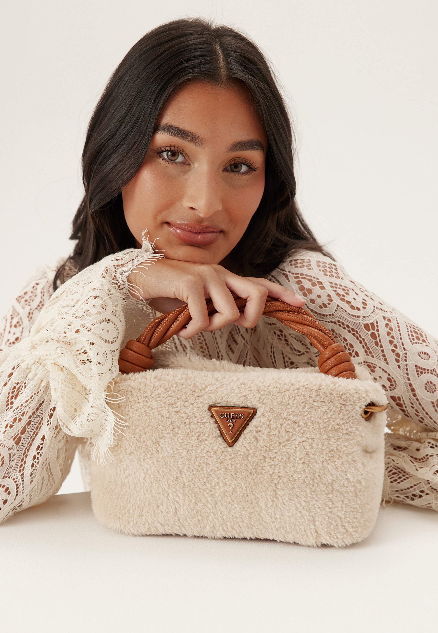【キャメル(NTC)】GUESS ショルダーバッグ (W)SHAIDA Top Handle Crossbody GUESS® Shaida Shearling Top-Handle Crossbody