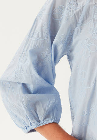 Onlzion 3/4 V-NECK EMB TOP WVN