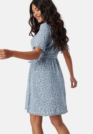 pieces-pcnya-ss-short-dress-faded-denim-aop-flow_1_c02afed1-d54a-4505-963c-91cae7c36a7e