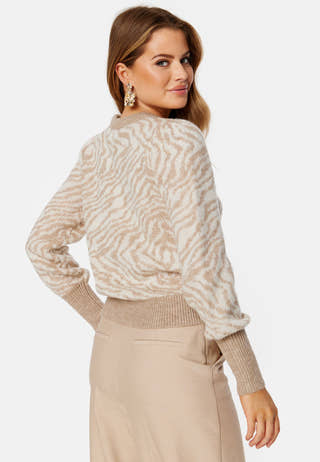 Tari LS O-Neck Jaquard Blouse