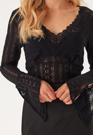 Vichikka L/S V-Neck Top