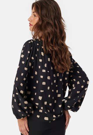 Vilana L/S O-NECK DETAIL TOP